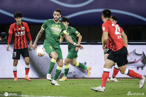 الأهلي السعودي ضد الأهلي المصريمواجهة تاريخية بين عمالقة الكرة العربية